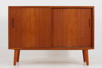 北欧より買い付けたサイドボードです。良質なチーク材が使用されており、優しい雰囲気です。デンマークの品質基準を満たした「DANISHFURNITUREmAKE'SCONTROL」の刻印がございます。高さ調整が可能な引き出しと棚板は使い勝手が良さそうです。