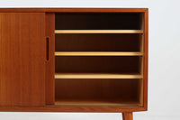 北欧より買い付けたサイドボードです。良質なチーク材が使用されており、優しい雰囲気です。デンマークの品質基準を満たした「DANISHFURNITUREmAKE'SCONTROL」の刻印がございます。高さ調整が可能な引き出しと棚板は使い勝手が良さそうです。