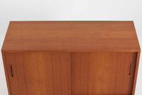 北欧より買い付けたサイドボードです。良質なチーク材が使用されており、優しい雰囲気です。デンマークの品質基準を満たした「DANISHFURNITUREmAKE'SCONTROL」の刻印がございます。高さ調整が可能な引き出しと棚板は使い勝手が良さそうです。