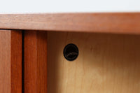 北欧より買い付けたサイドボードです。良質なチーク材が使用されており、優しい雰囲気です。デンマークの品質基準を満たした「DANISHFURNITUREmAKE'SCONTROL」の刻印がございます。高さ調整が可能な引き出しと棚板は使い勝手が良さそうです。