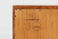 北欧より買い付けたサイドボードです。良質なチーク材が使用されており、優しい雰囲気です。デンマークの品質基準を満たした「DANISHFURNITUREMAKE'SCONTROL」の刻印がございます。高さ調整が可能な引き出しと棚板は使い勝手が良さそうです。