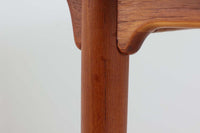 北欧より買い付けたエクステンションダイニングテーブルです。ウェグナーのテーブルに似たデザインですが、こちらはGunniOmannによる物です。一見完成品の様に見えますが脚は取り外し可能となっています。デンマークを代表する家具メーカー"OmannJun"ならではのしっかりとした造りです。