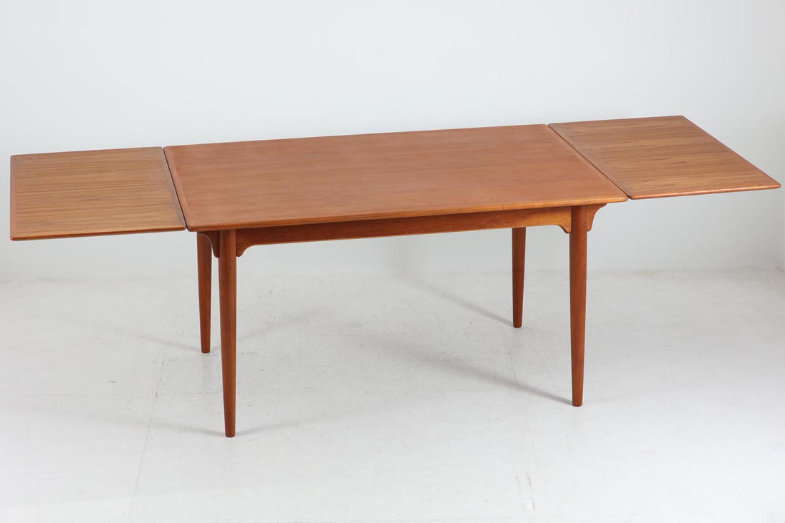 北欧より買い付けたエクステンションダイニングテーブルです。ウェグナーのテーブルに似たデザインですが、こちらはGunniOmannによる物です。一見完成品の様に見えますが脚は取り外し可能となっています。デンマークを代表する家具メーカー"OmannJun"ならではのしっかりとした造りです。