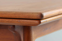 北欧より買い付けたエクステンションダイニングテーブルです。ウェグナーのテーブルに似たデザインですが、こちらはGunniOmannによる物です。一見完成品の様に見えますが脚は取り外し可能となっています。デンマークを代表する家具メーカー"OmannJun"ならではのしっかりとした造りです。