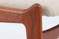 デンマークの名工Vamomobelfabrik社の熟練の職人によって作成された「Ella」チェアです。ArneVodderならではの強度とデザイン性が両立した名作椅子です。背もたれは座った時にフィットする様に回転式となっており座り心地も良好です。アーム付きのタイプもございますが、こちらはアームレスタイプとなっております。