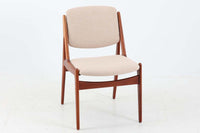 デンマークの名工Vamomobelfabrik社の熟練の職人によって作成された「Ella」チェアです。ArneVodderならではの強度とデザイン性が両立した名作椅子です。背もたれは座った時にフィットする様に回転式となっており座り心地も良好です。アーム付きのタイプもございますが、こちらはアームレスタイプとなっております。