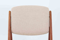 デンマークの名工Vamomobelfabrik社の熟練の職人によって作成された「Ella」チェアです。ArneVodderならではの強度とデザイン性が両立した名作椅子です。背もたれは座った時にフィットする様に回転式となっており座り心地も良好です。アーム付きのタイプもございますが、こちらはアームレスタイプとなっております。