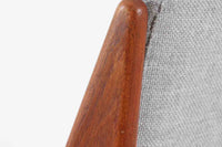 デンマークの名工Vamomobelfabrik社の熟練の職人によって作成された「Ella」チェアです。ArneVodderならではの強度とデザイン性が両立した名作椅子です。背もたれは座った時にフィットする様に回転式となっており座り心地も良好です。アーム付きのタイプもございますが、こちらはアームレスタイプとなっております。