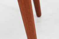 デンマークの名工Vamomobelfabrik社の熟練の職人によって作成された「Ella」チェアです。ArneVodderならではの強度とデザイン性が両立した名作椅子です。背もたれは座った時にフィットする様に回転式となっており座り心地も良好です。アーム付きのタイプもございますが、こちらはアームレスタイプとなっております。