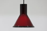 北欧より買い付けた、Holmgaard社製ビンテージランプです。照明部分はデンマークを代表する照明メーカーFog&morup社によって作成されています。Holmgaard社のペンダントライトの中でも人気の「P&TPENDEL」シリーズで内と外側の2層の色味が特徴的です。消灯&点灯時にそれぞれ違った表情を見せてくれる素敵なデザインです。