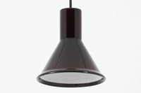 北欧より買い付けた、Holmgaard社製ビンテージランプです。照明部分はデンマークを代表する照明メーカーFog&morup社によって作成されています。Holmgaard社のペンダントライトの中でも人気の「P&TPENDEL」シリーズで内と外側の2層の色味が特徴的です。消灯&点灯時にそれぞれ違った表情を見せてくれる素敵なデザインです。