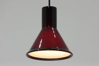 北欧より買い付けた、Holmgaard社製ビンテージランプです。照明部分はデンマークを代表する照明メーカーFog&morup社によって作成されています。Holmgaard社のペンダントライトの中でも人気の「P&TPENDEL」シリーズで内と外側の2層の色味が特徴的です。消灯&点灯時にそれぞれ違った表情を見せてくれる素敵なデザインです。