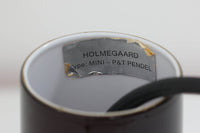 北欧より買い付けた、Holmgaard社製ビンテージランプです。照明部分はデンマークを代表する照明メーカーFog&morup社によって作成されています。Holmgaard社のペンダントライトの中でも人気の「P&TPENDEL」シリーズで内と外側の2層の色味が特徴的です。消灯&点灯時にそれぞれ違った表情を見せてくれる素敵なデザインです。