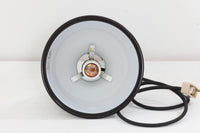 北欧より買い付けた、Holmgaard社製ビンテージランプです。照明部分はデンマークを代表する照明メーカーFog&morup社によって作成されています。Holmgaard社のペンダントライトの中でも人気の「P&TPENDEL」シリーズで内と外側の2層の色味が特徴的です。消灯&点灯時にそれぞれ違った表情を見せてくれる素敵なデザインです。