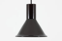 北欧より買い付けた、Holmgaard社製ビンテージランプです。照明部分はデンマークを代表する照明メーカーFog&morup社によって作成されています。Holmgaard社のペンダントライトの中でも人気の「P&TPENDEL」シリーズで内と外側の2層の色味が特徴的です。消灯&点灯時にそれぞれ違った表情を見せてくれる素敵なデザインです。