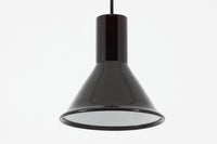 北欧より買い付けた、Holmgaard社製ビンテージランプです。照明部分はデンマークを代表する照明メーカーFog&morup社によって作成されています。Holmgaard社のペンダントライトの中でも人気の「P&TPENDEL」シリーズで内と外側の2層の色味が特徴的です。消灯&点灯時にそれぞれ違った表情を見せてくれる素敵なデザインです。