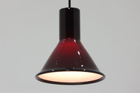 北欧より買い付けた、Holmgaard社製ビンテージランプです。照明部分はデンマークを代表する照明メーカーFog&morup社によって作成されています。Holmgaard社のペンダントライトの中でも人気の「P&TPENDEL」シリーズで内と外側の2層の色味が特徴的です。消灯&点灯時にそれぞれ違った表情を見せてくれる素敵なデザインです。