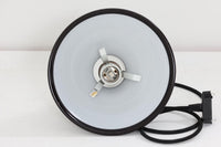 北欧より買い付けた、Holmgaard社製ビンテージランプです。照明部分はデンマークを代表する照明メーカーFog&morup社によって作成されています。Holmgaard社のペンダントライトの中でも人気の「P&TPENDEL」シリーズで内と外側の2層の色味が特徴的です。消灯&点灯時にそれぞれ違った表情を見せてくれる素敵なデザインです。