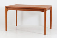 拡張板は天板内部に収納されており、収納時は見えない形になっています。そのため天板の縁は厚めに作成されています。良質なチーク材が使用されています。HenningKjaerulfの代表的な作品です。