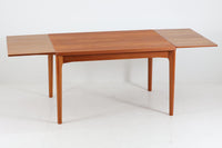 拡張板は天板内部に収納されており、収納時は見えない形になっています。そのため天板の縁は厚めに作成されています。良質なチーク材が使用されています。HenningKjaerulfの代表的な作品です。
