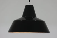 「The work shop lamp」です。Louis Poulsen社の定番ランプ。復刻品はアルミ製ですが、こちらはビンテージ品ならではの琺瑯&エナメルモデル。艶感が魅力的です。