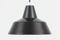 「The work shop lamp」です。Louis Poulsen社の定番ランプ。復刻品はアルミ製ですが、こちらはビンテージ品ならではの琺瑯&エナメルモデル。艶感が魅力的です。