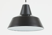 「The work shop lamp」です。Louis Poulsen社の定番ランプ。復刻品はアルミ製ですが、こちらはビンテージ品ならではの琺瑯&エナメルモデル。艶感が魅力的です。