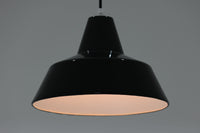 「The work shop lamp」です。Louis Poulsen社の定番ランプ。復刻品はアルミ製ですが、こちらはビンテージ品ならではの琺瑯&エナメルモデル。艶感が魅力的です。
