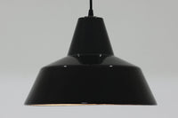「Theworkshoplamp」です。LouisPoulsen社の定番ランプ。復刻品はアルミ製ですが、こちらはビンテージ品ならではの琺瑯&エナメルモデル。艶感が魅力的です。