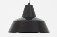 「Theworkshoplamp」です。LouisPoulsen社の定番ランプ。復刻品はアルミ製ですが、こちらはビンテージ品ならではの琺瑯&エナメルモデル。艶感が魅力的です。