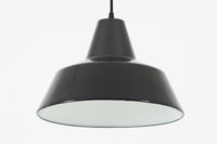 「Theworkshoplamp」です。LouisPoulsen社の定番ランプ。復刻品はアルミ製ですが、こちらはビンテージ品ならではの琺瑯&エナメルモデル。艶感が魅力的です。
