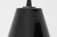 「Theworkshoplamp」です。LouisPoulsen社の定番ランプ。復刻品はアルミ製ですが、こちらはビンテージ品ならではの琺瑯&エナメルモデル。艶感が魅力的です。