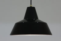 「Theworkshoplamp」です。LouisPoulsen社の定番ランプ。復刻品はアルミ製ですが、こちらはビンテージ品ならではの琺瑯&エナメルモデル。艶感が魅力的です。