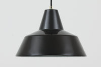 「Theworkshoplamp」です。LouisPoulsen社の定番ランプ。復刻品はアルミ製ですが、こちらはビンテージ品ならではの琺瑯&エナメルモデル。艶感が魅力的です。