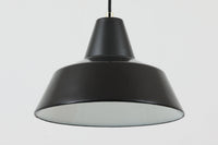 「Theworkshoplamp」です。LouisPoulsen社の定番ランプ。復刻品はアルミ製ですが、こちらはビンテージ品ならではの琺瑯&エナメルモデル。艶感が魅力的です。