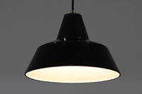 「Theworkshoplamp」です。LouisPoulsen社の定番ランプ。復刻品はアルミ製ですが、こちらはビンテージ品ならではの琺瑯&エナメルモデル。艶感が魅力的です。