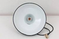 「Theworkshoplamp」です。LouisPoulsen社の定番ランプ。復刻品はアルミ製ですが、こちらはビンテージ品ならではの琺瑯&エナメルモデル。艶感が魅力的です。