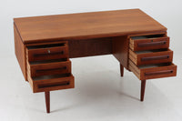 デンマークより買い付けた両袖デスクです。削り出された取手が特徴的なデザインです。背面にも収納部があり、お部屋の真ん中に置いてもご使用いただけます。良質なチーク材が使用されています。