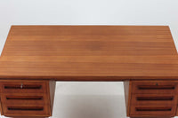 デンマークより買い付けた両袖デスクです。削り出された取手が特徴的なデザインです。背面にも収納部があり、お部屋の真ん中に置いてもご使用いただけます。良質なチーク材が使用されています。