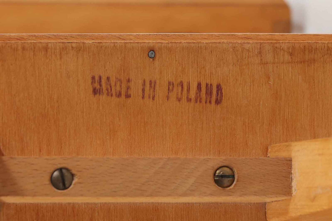 ポーランド製のソーイングボックスです。ビンテージ品ならではのデザインで、アクセサリー入れとしてもお使いいただけます。
