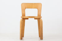 北欧より買い付けたアアルトデザインの1960~1970年代頃に製造されたと思われるNo.65チェアです。座面に経年変化が楽しめるリノリウム素材が使用されています。経年により色味が濃くなったバーチ材が魅力的です。