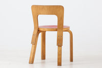 北欧より買い付けたアアルトデザインの1960~1970年代頃に製造されたと思われるNo.65チェアです。座面に経年変化が楽しめるリノリウム素材が使用されています。経年により色味が濃くなったバーチ材が魅力的です。