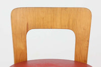 北欧より買い付けたアアルトデザインの1960~1970年代頃に製造されたと思われるNo.65チェアです。座面に経年変化が楽しめるリノリウム素材が使用されています。経年により色味が濃くなったバーチ材が魅力的です。