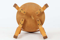 北欧より買い付けたアアルトデザインの1960~1970年代頃に製造されたと思われるNo.65チェアです。座面に経年変化が楽しめるリノリウム素材が使用されています。経年により色味が濃くなったバーチ材が魅力的です。