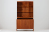 北欧より買い付けたHansJ.Wegnerデザインのブックシェルフです。彼のキャビネット類を数多く手がけたRYmobler社製の本棚です。シンプルなデザインながらも要所要所にウェグナーらしいデザインが施してあり、実用性にも優れている逸品です。本体がチーク材(足摺りのみオーク材)の希少なモデルです。