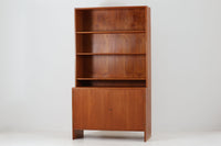 北欧より買い付けたHansJ.Wegnerデザインのブックシェルフです。彼のキャビネット類を数多く手がけたRYmobler社製の本棚です。シンプルなデザインながらも要所要所にウェグナーらしいデザインが施してあり、実用性にも優れている逸品です。本体がチーク材(足摺りのみオーク材)の希少なモデルです。