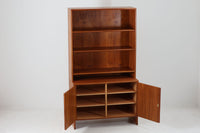 北欧より買い付けたHansJ.Wegnerデザインのブックシェルフです。彼のキャビネット類を数多く手がけたRYmobler社製の本棚です。シンプルなデザインながらも要所要所にウェグナーらしいデザインが施してあり、実用性にも優れている逸品です。本体がチーク材(足摺りのみオーク材)の希少なモデルです。