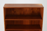 北欧より買い付けたHansJ.Wegnerデザインのブックシェルフです。彼のキャビネット類を数多く手がけたRYmobler社製の本棚です。シンプルなデザインながらも要所要所にウェグナーらしいデザインが施してあり、実用性にも優れている逸品です。本体がチーク材(足摺りのみオーク材)の希少なモデルです。