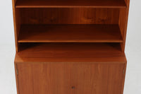 北欧より買い付けたHansJ.Wegnerデザインのブックシェルフです。彼のキャビネット類を数多く手がけたRYmobler社製の本棚です。シンプルなデザインながらも要所要所にウェグナーらしいデザインが施してあり、実用性にも優れている逸品です。本体がチーク材(足摺りのみオーク材)の希少なモデルです。