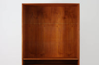 北欧より買い付けたHansJ.Wegnerデザインのブックシェルフです。彼のキャビネット類を数多く手がけたRYmobler社製の本棚です。シンプルなデザインながらも要所要所にウェグナーらしいデザインが施してあり、実用性にも優れている逸品です。本体がチーク材(足摺りのみオーク材)の希少なモデルです。